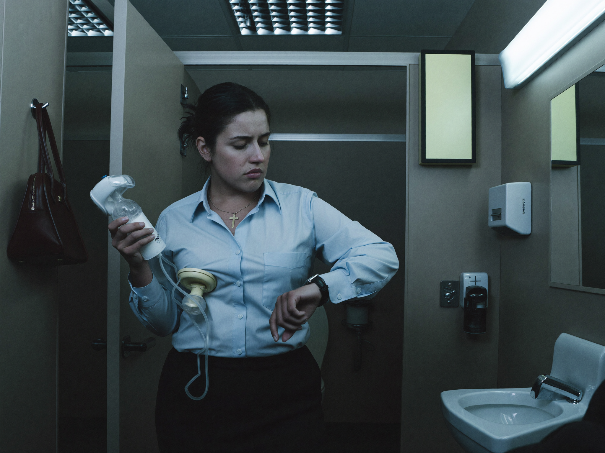 PAS-AGITACION: extraéndose contra reloj en el baño de la oficina